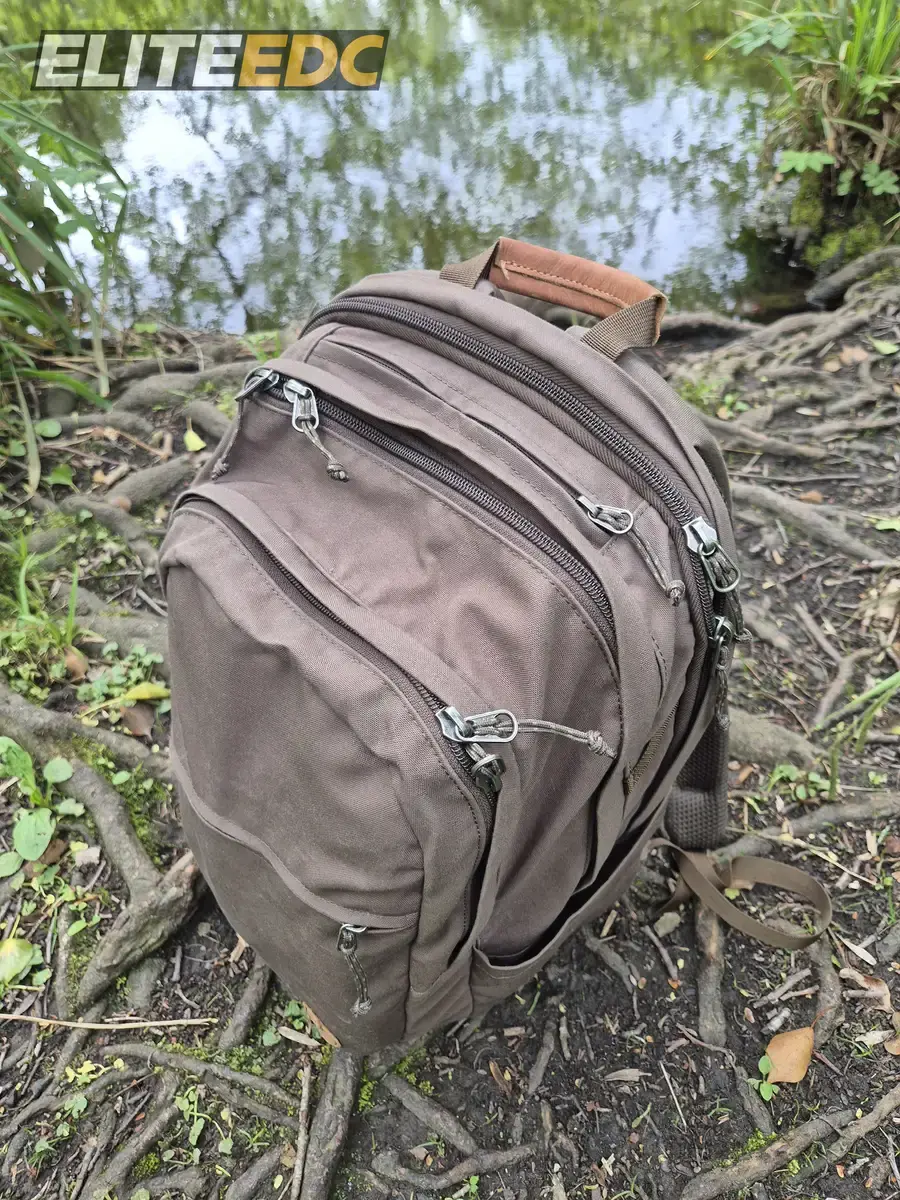 Fjällräven Raven 28L top view showing quick-access zip pocket near the grab handle